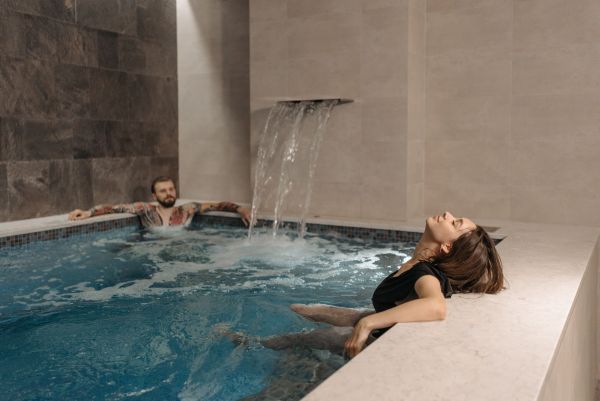Découvrez la suite Gaïa et son spa pour une escapade romantique